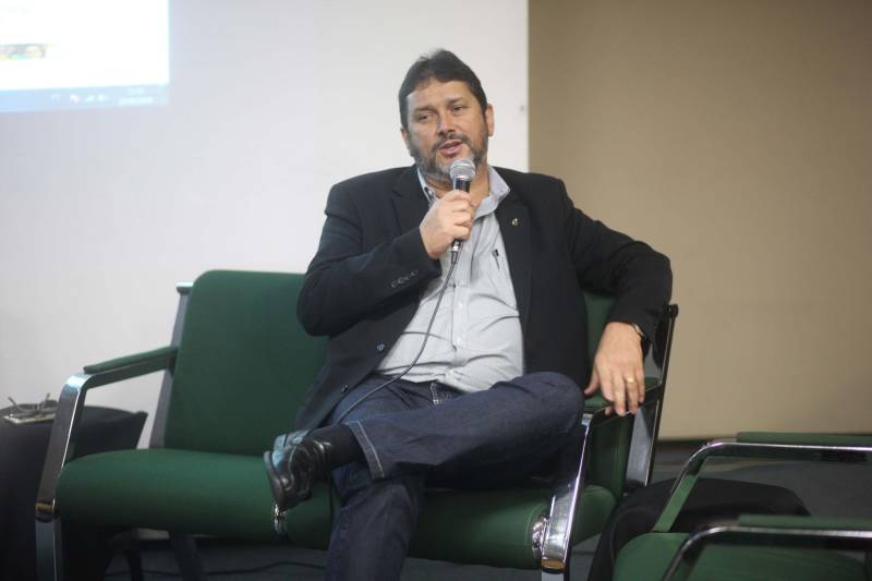 Destinado a atender o micro e o pequeno empreendedor paraense, o CredCidadão, programa de microcrédito do Governo do Estado, foi tema do 53º Café com Planejamento, realizado na manhã desta quinta-feira (28), pela Secretaria de Estado de Planejamento (Seplan). A iniciativa do Governo do Estado visa proporcionar crédito acessível e adequado a criação, crescimento e consolidação de empreendimentos formais e informais. Segundo Brenda Maradei, coordenadora setorial de proteção e desenvolvimento social da diretoria de planejamento da Seplan, o microcrédito é “uma ferramenta de política social, no combate à pobreza e à geração de emprego e renda, voltado para a parcela da população excluída do mercado de trabalho”. Na foto, o administrador Jorge Otávio Bahia de Rezende.
FOTO: THIAGO GOMES / AG. PARÁ
DATA: 28.06.2018
BELÉM - PARÁ <div class='credito_fotos'>Foto: Thiago Gomes /Ag. Pará | <a href='/midias/2018/originais/5ea2d97e-cdd6-41c2-a671-aca8366bd6ef.jpg' download><i class='fa-solid fa-download'></i> Download</a></div>