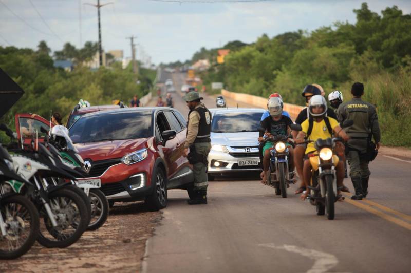 Atuação dos agentes de segurança durante a Operação Verão 2018 no segundo final de semana de férias.
FOTO: MÁCIO FERREIRA / AG. PARÁ
DATA: 07.07.2018
SALINÓPOLIS - PARÁ <div class='credito_fotos'>Foto: MÁCIO FERREIRA/ AG. PARÁ | <a href='/midias/2018/originais/5ea89a1b-a25d-44d0-9474-d76b407b5fc1.jpg' download><i class='fa-solid fa-download'></i> Download</a></div>