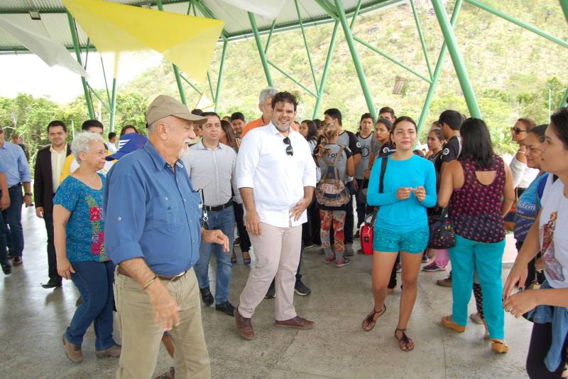 O Governo do Estado inaugurou nesta quarta-feira (19) o Complexo de Visitação do Parque Estadual de Monte Alegre, na região Oeste do Pará. O complexo está localizado na Área de Proteção Ambiental Paytuna, entre as comunidades Ererê, Maxirá, Paytuna, Maxirazinho, Lajes e Santana. O espaço conta com pórtico de entrada, centro de visitação, circuito de malocas, trilha, estruturas para visitação dos dois principais sítios arqueológicos desta área - a Serra da Lua e a Pedra do Mirante - e servirá como um importante equipamento para preservação do patrimônio arquelógico, histórico, além de fomentar a educação ambiental e patrimonial entre os estudantes e a população em geral.

FOTO: MÁCIO FERREIRA / AG. PARÁ
DATA: 20.12.2018
MONTE ALEGRE - PARÁ <div class='credito_fotos'>Foto: MÁCIO FERREIRA/ AG. PARÁ   |   <a href='/midias/2018/originais/5ea9b3f0-a2ba-4d83-a5ad-222e1c5f9f1e.jpg' download><i class='fa-solid fa-download'></i> Download</a></div>