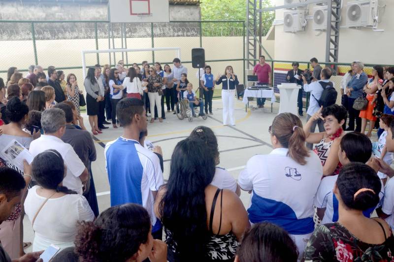 O Distrito de Icoaraci, em Belém, ganhou mais uma escola. Nesta sexta-feira (15), a Secretaria de Estado de Educação (Seduc) inaugurou a obra da Escola Estadual de Ensino Fundamental e Médio Professor Jorge Lopes Raposo. Construída integralmente, a unidade faz parte de um pacote de mais de 100 projetos de novas escolas, reformas e ampliações que a Seduc está executando em 53 municípios. A obra concluída foi recebida como fator motivacional de novo posicionamento da escola no Índice de Desenvolvimento da Educação Básica (Ideb). A inauguração reuniu a comunidade escolar e se transformou numa festa que congregou alunos, professores, dirigentes e os gestores da Seduc, liderados pela secretária Ana Claudia Serruya Hage.
FOTO: ELISEU DIAS / ASCOM SEDUC
DATA: 15.06.2018
BELÉM - PARÁ <div class='credito_fotos'>Foto: Eliseu Dias / Ascom Seduc | <a href='/midias/2018/originais/5eb1b05d-f25e-4bee-91d1-235fe4203df3.jpg' download><i class='fa-solid fa-download'></i> Download</a></div>