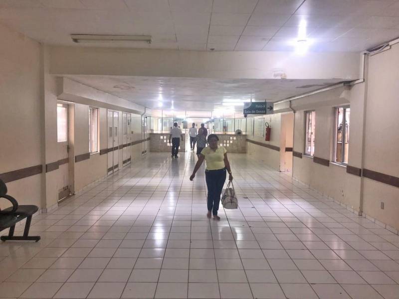 Com 190 leitos, o Hospital Regional de Tucuruí (HRT, na foto) é o único que oferece atendimento em Urgência e Emergência na Região do Lago, funcionando como retaguarda de 400 mil habitantes de todos os municípios da região e até de outros locais como Anapu, Mocajuba e Baião. O HRT tem gestão direta da Sespa e está localizado no município de Tucuruí, no Sudeste do estado. Além de Traumato-Ortopedia, na área de internação, o HRT disponibiliza atendimento em Neurocirurgia, Cirurgia Geral, Clínica Geral, Cardiologia, Gestação de Alto Risco, Pediatria, UTI adulto, infantil e neonatal, realizando cerca de 500 internações e 260 cirurgias mensais.
FOTO: ASCOM / SESPA
DATA: 23.05.2018
TUCURUÍ - PARÁ <div class='credito_fotos'>Foto: ASCOM SESPA | <a href='/midias/2018/originais/5eb726dd-f632-4524-8376-19c95b0e6bba.jpg' download><i class='fa-solid fa-download'></i> Download</a></div>