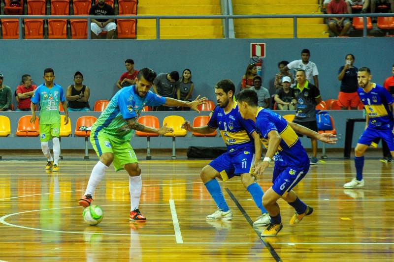 Esporte e solidariedade foram os grandes protagonistas no Mangueirinho durante a final do Campeonato Paraense de Futsal. Esmac (Ananindeua) e Tubarão (Vitória do Xingú) disputaram o título, mas foram as doações trazidas pelos torcedores que abrilhantaram o ginásio na manhã do último domingo (23). 

FOTO: LEANDRO SANTANA
DATA: 26.12.2018
BELÉM - PARÁ <div class='credito_fotos'>Foto: LEANDRO SANTANA   |   <a href='/midias/2018/originais/5eb7c444-cdce-4b0e-a85e-d922f8855bf6.jpg' download><i class='fa-solid fa-download'></i> Download</a></div>