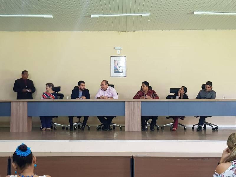 Mais de 300 servidores da Prefeitura Municipal de Marituba receberam (foto) na quarta-feira (20), a certificação dos cursos “Planejamento participativo na Escola”, “Coaching no Serviço Público” e “Cuidador de Alunos com Necessidades Especiais” promovidos pela Escola de Governança do Estado do Pará (EGPA).
FOTO: ASCOM / EGPA
DATA: 21.06.2018
BELÉM - PARÁ <div class='credito_fotos'>Foto: ASCOM EGPA | <a href='/midias/2018/originais/5ec8a2bc-3bf2-463b-b0f8-fd8ff8714269.jpg' download><i class='fa-solid fa-download'></i> Download</a></div>