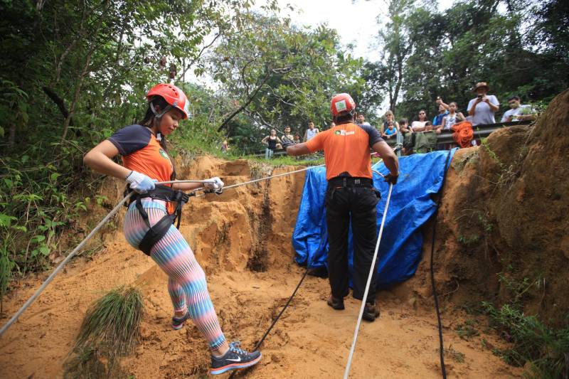 Neste primeiro feriado após a reabertura do Parque ao público, no último dia 16, o movimento no Peut foi grande, principalmente entre famílias e esportistas. O rapel, esporte de aventura, iniciado por Gabriel nesta sexta-feira, vem sendo uma das atrações do espaço. Uma média de 100 pessoas por dia costuma se aventurar no esporte que exige mãos firmes e pernas preparadas para descer rumo a um igarapé, penduradas em uma corda e devidamente amparadas por um instrutor. Um dos instrutores é o eletrotécnico Flávio Santos, 38 anos. Durante dois anos, ele se preparou e qualificou para se credenciar junto ao Parque e orientar os praticantes.
FOTO: CARLOS SODRÉ / AG. PARÁ
DATA: 30.03.2018
BELÉM - PARÁ <div class='credito_fotos'>Foto: CARLOS SODRÉ / AG. PARÁ | <a href='/midias/2018/originais/5ed0f522-866b-40a2-b52f-57833394c986.jpg' download><i class='fa-solid fa-download'></i> Download</a></div>