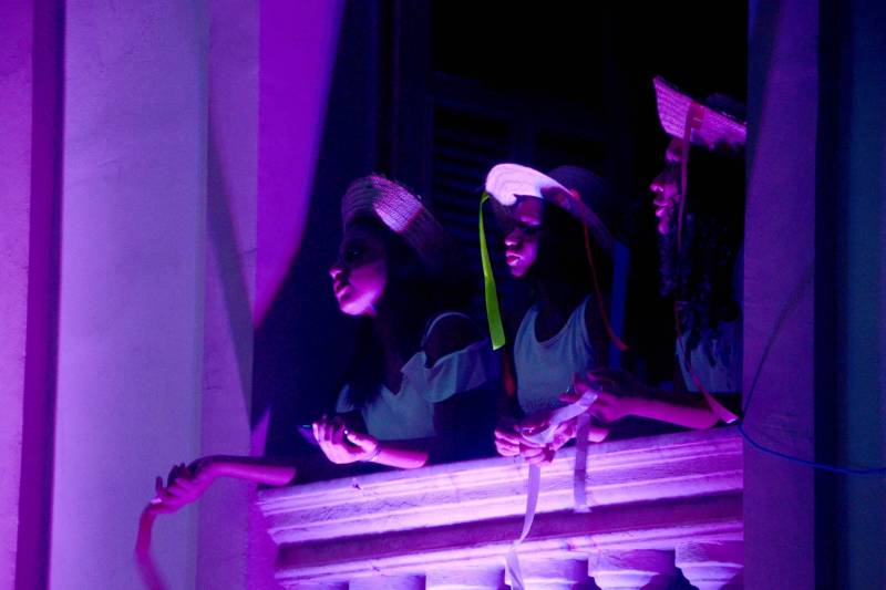 O clima natalino esteve presente na “I Cantata de Natal”, promovida pela Escola Barão do Rio Branco, na quarta-feira (19), em Belém. Alunos do 1º ao 9º ano do Ensino Fundamental e seus professores realizaram apresentações de cantigas de Natal com interpretação simultânea na Língua Brasileira de Sinais (Libras), promovendo a inclusão de alunos com surdez. Familiares e a comunidade prestigiaram as apresentações.  

FOTO: FERNANDO NOBRE / ASCOM SEDUC
DATA: 20.12.2018
BELÉM - PARÁ <div class='credito_fotos'>Foto: Fernando Nobre/ Ag. Pará   |   <a href='/midias/2018/originais/5ed288b7-684a-4012-91ba-419e7ccbbdfb.jpg' download><i class='fa-solid fa-download'></i> Download</a></div>