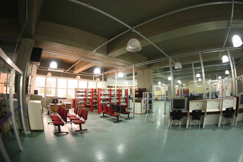 Ao entrar na Biblioteca Arthur Viana, localizada no Centro Cultural e Turístico Tancredo Neves (Centur), é possível visualizar e sentir as diferenças logo ao chegar. O espaço, que desde 2015 passava por reformas, está completamente pronto para sua reinauguração, que deve acontecer já na próxima semana. Iluminação adequada, climatização renovada, mudança de estantes e outros móveis que contribuíram para a ampliação do espaço, além de um verdadeiro upgrade em diversos espaços de convivência, serviços e estudos, trouxeram novos ares a centenária biblioteca.
FOTO: THIAGO GOMES / AG. PARÁ
DATA: 27.04.2018
BELÉM - PARÁ <div class='credito_fotos'>Foto: Thiago Gomes /Ag. Pará | <a href='/midias/2018/originais/5ed4318b-aea4-46c3-a41d-d3794be90715.jpg' download><i class='fa-solid fa-download'></i> Download</a></div>