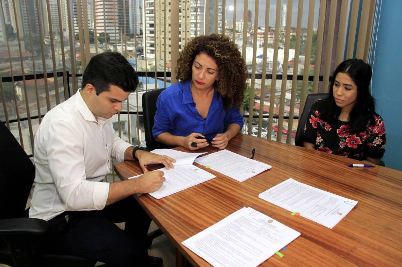 A Cultura Rede de Comunicação (Funtelpa) assinou nesta quarta-feira (14), na sede da instituição, os contratos com as produtoras selecionadas no 2º Edital Cultura de Audiovisual, lançado no primeiro semestre deste ano. O edital contempla sete novos produtos na área, com financiamento total de R$ 4.490.000,00, assegurados pela Agência Nacional do Cinema (Ancine).
FOTO: CAMILA LIMA / FUNTELPA
DATA: 14.11.2018
BELÉM - PARÁ <div class='credito_fotos'>Foto: Camila Lima/Ascom Funtelpa | <a href='/midias/2018/originais/5edd3a0d-f115-4c35-bfea-62275e85c06e.jpg' download><i class='fa-solid fa-download'></i> Download</a></div>