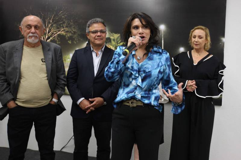 Carteira de identidade, habilitação e de trabalho. Seguro-desemprego, segunda via de boletos de água e multas de transito. Registros na Junta Comercial e DARFs de impostos. Registros de ocorrências na polícia e queixas ao Procon. Tudo num só lugar, rápido e fácil. O governador Simão Jatene entregou nesta sexta-feira, 04, à população a Estação Cidadania do Shopping Pátio Belém. É a sexta unidade de atendimento à população no estado do Pará. Num espaço de mais de mil metros quadrados, a população poderá contar com serviços de órgãos como: Banpará; Polícia Civil; Procon; Secretaria de Justiça e Direitos Humanos; Sistema Nacional de Empregos; Secretaria de Assistência Social, Trabalho e Renda; Junta Comercial do Estado, Secretaria da Fazenda, Cosanpa, Detran, Igeprev e Fundação Pro-Paz. Além desses, as novidades ficam por conta do Hemopa, oferecendo a possibilidade do cidadão doar sangue e da Secretaria Municipal de Mobilidade (Semob). Na foto, a diretora-geral do Departamento de Trânsito do Estado do Pará, Andrea Hass.
FOTO: ANTÔNIO SILVA / AG. PARÁ
DATA: 04.05.2018
BELÉM - PARÁ <div class='credito_fotos'>Foto: Antônio Silva/Ag. Pará | <a href='/midias/2018/originais/5ee0abae-d53d-4dff-890f-7b08d1879365.jpg' download><i class='fa-solid fa-download'></i> Download</a></div>
