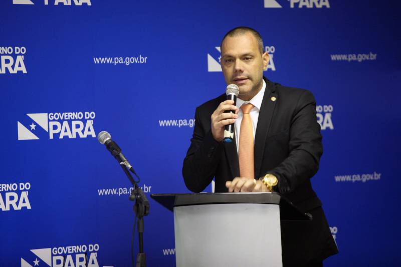 Para auxiliar no atendimento de vítimas de acidentes automobilisticos, o Corpo de Bombeiros Militar do Pará recebeu do Governo do Estado nesta quarta-feira (04), três ambulâncias de resgate, por conta de emendas parlamentares, que serão destinadas aos municípios de Parauapebas, Castanhal e Belém. A cerimônia de entrega, realizada no auditório da Casa Civil, teve a presença do Secretário de Segurança Pública e Defesa social (Segup), Luiz Fernandes, dos deputados estaduais Milton Campos, Gesmar Costa, Cel. Neil (foto) e Jaques Neves, além do Comandante do Corpo de Bombeiros Militar, Zanelli Antônio Melo. As ambulâncias são unidades de resgate tipo C para atendimento pré-hospitalar de vítimas de acidentes de trânsito, totalmente registradas pelo Ministério da Saúde; equipadas com material de suporte básico e material de desencaceramente - que auxilia nos acidentes quando as vítimas ficam presas em ferragens. No mês passado o Corpo de Bombeiros recebeu mais quinze veículos, desta vez, de vistoria e uma policlínica.
FOTO: THIAGO GOMES / AG. PARÁ
DATA: 04.04.2018
BELÉM - PARÁ <div class='credito_fotos'>Foto: Thiago Gomes /Ag. Pará | <a href='/midias/2018/originais/5eee99cc-47c6-4e64-bb8c-acd7c3b1f2e7.jpg' download><i class='fa-solid fa-download'></i> Download</a></div>