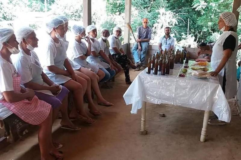 Na última quinta-feira (25), 12 mulheres do assentamento federal Assurinim, em Altamira, na Transamazônica, aprenderam, em uma oficina de processamento de frutas promovida pelo escritório local da Empresa de Assistência Técnica e Extensão Rural do Estado do Pará (Emater), a transformar o cacau, a acerola, a jabuticaba e a manga dos quintais das suas propriedades em licor e geléia.
FOTO: ASCOM EMATER
DATA: 30.10.2018
ALTAMIRA - PARÁ <div class='credito_fotos'>Foto: ASCOM EMATER | <a href='/midias/2018/originais/5ef01b73-1674-4dbc-8c71-c187fc84f5bc.jpg' download><i class='fa-solid fa-download'></i> Download</a></div>