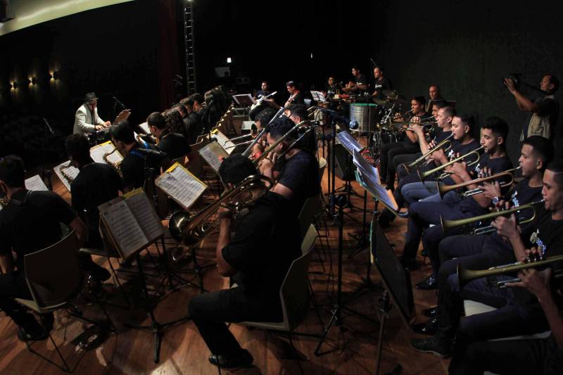 Cerca de 30 jovens músicos da Orquestra do Projeto Jovens Talentos de Bragança (foto) abriram a programação musical da inauguração do Liceu. Foi este projeto também que, desde 2012, norteou a arquitetura do Liceu de Música de Bragança.

FOTO: RODOLFO OLIVEIRA / AG. PARÁ
DATA: 16.12.2018
BRAGANÇA - PARÁ <div class='credito_fotos'>Foto: Rodolfo Oliveira/Ag. Pará   |   <a href='/midias/2018/originais/5ef1da67-0727-4538-af09-f8cdcc27a2ec.jpg' download><i class='fa-solid fa-download'></i> Download</a></div>