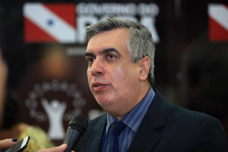 A abertura da Feira Pará Negócios 2018, nesta quinta-feira (22), no Hangar Convenções e Feiras da Amazônia, em Belém, foi marcada pela assinatura de um protocolo de intenções entre a Secretaria de Desenvolvimento Econômico, Mineração e Energia (Sedeme), Companhia de Desenvolvimento Econômico do Pará (Codec) e a empresa ZSun Energy que prevê investimentos na ordem de R$12 milhões de reais para a região do município de Paragominas, sudeste do estado, com a chegada de uma indústria de placas de energia solar no município a partir do ano que vem. Na foto, Fábio Lúcio Costa, presidente da Codec.

FOTO: MÁCIO FERREIRA / AG. PARÁ
DATA: 22.11.2018
BELÉM - PARÁ <div class='credito_fotos'>Foto: MÁCIO FERREIRA/ AG. PARÁ   |   <a href='/midias/2018/originais/5ef3753e-f711-40b4-9d86-f5f8df89ba92.jpg' download><i class='fa-solid fa-download'></i> Download</a></div>