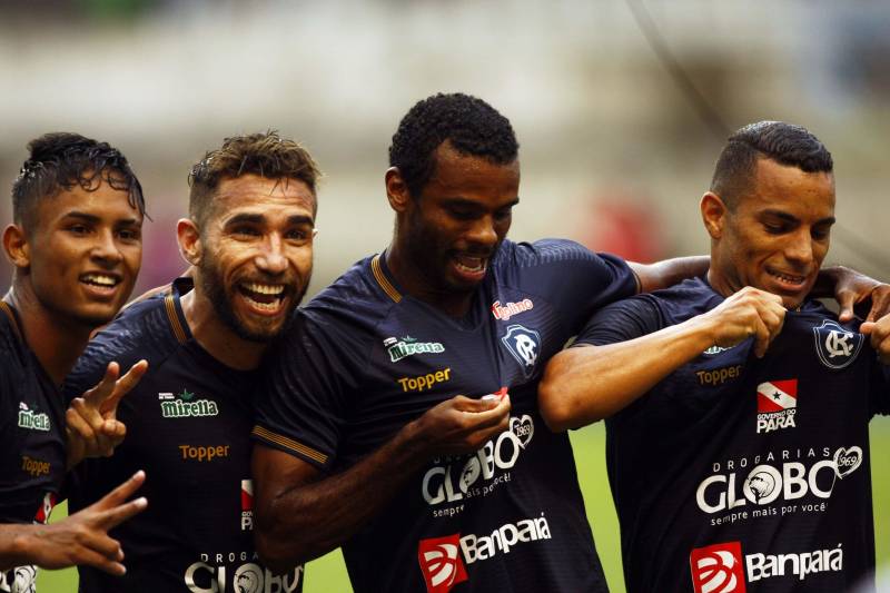 O Clube do Remo venceu o Paysandu por 2 a 1 na tarde deste domingo, partida realizada no Estádio Mangueirão, e largou na frente pelo título do Campeonato Paraense de 2018. Na foto, o jogador Rodriguinho comemora gol marcado.
FOTO: THIAGO GOMES / AG. PARÁ
DATA: 01.04.2018
BELÉM - PARÁ <div class='credito_fotos'>Foto: Thiago Gomes /Ag. Pará | <a href='/midias/2018/originais/5ef7e7c6-80e1-435b-b80a-4aed89138d1a.jpg' download><i class='fa-solid fa-download'></i> Download</a></div>
