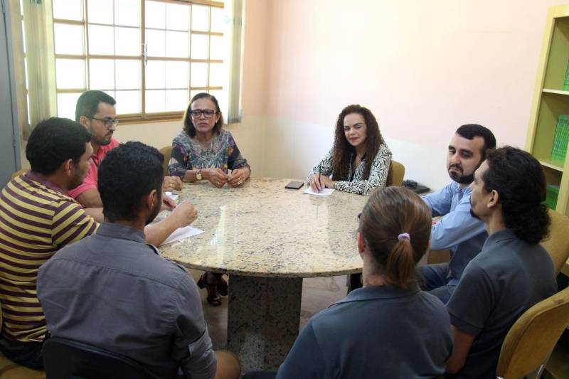 Na manhã desta sexta-feira, 11, a Secretária Estadual de Municípios Sustentáveis, Izabela Jatene, esteve na Fundação Casa da Cultura de Marabá (FCCM), para conversar com a coordenação sobre o fortalecimento da área de pesquisa da instituição. Em Marabá o foco foi o desenvolvimento da pesquisa desenvolvida pela Fundação Casa da Cultura, que precisa de parcerias para fortalecer esse importante trabalho. A instituição já soma o levantamento de 400 sítios arqueológicos e mais de um milhão de artefatos, segundo informações do coordenador do Núcleo de Arqueologia de Marabá, Marlon Prado.
FOTO: ANTONIO MACEDO / DIVULGAÇÃO
DATA: 11.05.2018
MARABÁ - PARÁ <div class='credito_fotos'>Foto: ANTONIO MACEDO / DIVULGAÇÃO | <a href='/midias/2018/originais/5ef93979-35ef-45e5-bec3-aa5523eb2371.jpg' download><i class='fa-solid fa-download'></i> Download</a></div>