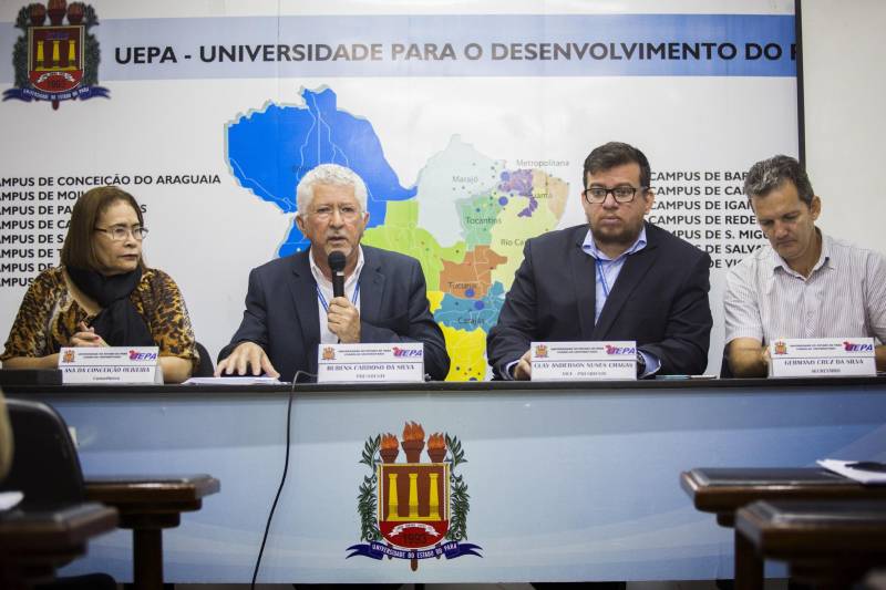Dedicação exclusiva aos estudos e prática recorrente de exercícios renderam ao estudante Rafael Barata a medalha "Fernando Guilhon", horaria concedida ao candidato com a maior pontuação no processo seletivo da Uepa. A medalha foi entregue pelo reitor da instituição, Rubens Cardoso, durante a reunião ordinária do Conselho Universitário (Consun), na manhã desta quarta-feira (21).
FOTO: NAILANA THIELY / ASCOM UEPA
DATA: 21.02.18
BELÉM - PARÁ <div class='credito_fotos'>Foto: Nailana Thiely / Ascom Uepa | <a href='/midias/2018/originais/5ef975f1-f912-44e5-aa11-45ea29747ed2.jpg' download><i class='fa-solid fa-download'></i> Download</a></div>