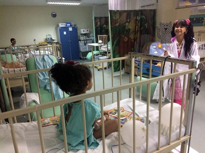 No Hospital Regional do Sudeste do Pará - Dr. Geraldo Veloso (HRSP), em Marabá (PA), o movimento nas enfermarias vai além de profissionais da assistência. Os pacientes também recebem cuidado especial dos integrantes do Programa de Voluntariado, por meio de atividades como musicoterapia e risoterapia. Neste mês, a unidade quis retribuir a dedicação dessas pessoas e homenageá-las durante a II Convenção dos Voluntários. Durante a programação, os participantes receberam cartas e assistiram a depoimentos de pacientes, acompanhantes e colaboradores gratos pelo tempo que os voluntários dedicam à atividade na unidade. Na foto, atividades com crianças internadas na instituição.

FOTO: ASCOM / HRSP
DATA: 02.06.2018
MARABÁ - PARÁ <div class='credito_fotos'>Foto: ASCOM HRSP   |   <a href='/midias/2018/originais/5f0249b9-0240-4253-a0e3-2cf6e476aca6.jpg' download><i class='fa-solid fa-download'></i> Download</a></div>