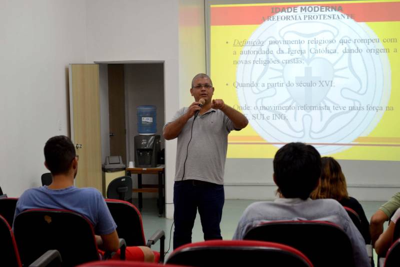 A estudante Fatyene Farias, 16 anos, vai fazer o Exame Nacional do Ensino Médio (Enem) pela primeira vez este ano. Ela é uma entre os milhões de jovens e adultos que buscam, por meio da qualificação acadêmica, se inserir no mercado de trabalho. Com o objetivo de preparar estudantes para o Enem, a Biblioteca Pública Arthur Vianna, por meio da Diretoria de Leitura e Informação da Fundação Cultural do Pará (FCP), começa nesta semana, com entrada franca, as palestras preparatórias para o exame nacional, que será realizado nos dias 4 e 11 de novembro. As duas primeiras palestras serão ministradas nesta quinta-feira (26), às 09 h, na Escola Estadual Augusto Meira, Bairro de São Braz, e no Auditório Aloysio Chaves, no 2º andar da Biblioteca Arthur Vianna, a partir das 15 h. Na foto, o professor Bruno Magalhães.
FOTO: ASCOM / FCP
DATA: 25.04.2018
BELÉM - PARÁ <div class='credito_fotos'>Foto: ASCOM FCP | <a href='/midias/2018/originais/5f062850-bbe8-4cf7-a419-d6287917dd32.jpg' download><i class='fa-solid fa-download'></i> Download</a></div>