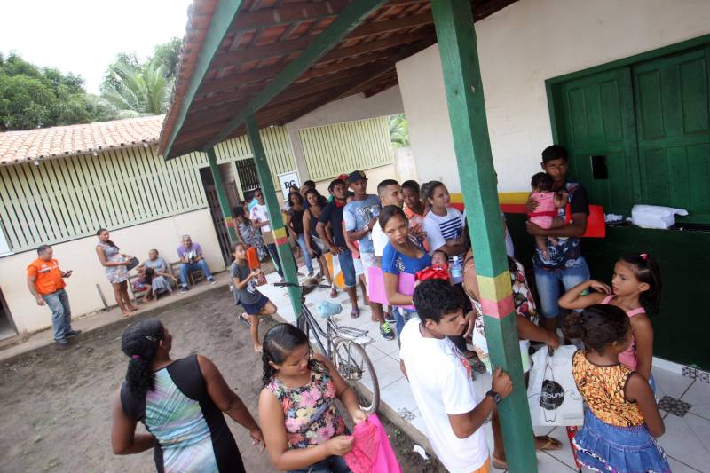 Aos 22 anos, Cláudio Cardoso está desempregado e procura um trabalho para sustentar o filho. Neste domingo (11) ele aproveitou a presença da Caravana Pro Paz no município de Barcarena, distante 15 quilômetros da capital, para retirar seus documentos e até aproveitou para cortar os cabelos. Na segunda-feira (12) pretende sair em busca de um emprego. Ele é um dos mil beneficiados pelos atendimentos feitos na cidade pela Caravana Pro Paz, uma ação do Governo do Pará, que busca garantir o acesso da população mais carente a serviços de atenção às necessidades básicas do cidadão, como atendimentos médicos, exames, vacinação, entre outros, com ações de mobilização em diversas regiões e municípios, a fim de fortalecer a cidadania paraense. “Os documentos e aparências são muito importantes para conseguir um trabalho, por isso estou aproveitando para fazer tudo para na segunda-feira continuar procurando emprego”, comentou Claudio. Ele está separado e quer encontrar um trabalho para sustentar o filho. A Caravana Pro Paz está iniciando os trabalhos em 2018 por Barcarena, nas comunidades de Vila Nova, Bom futuro e Burajuba afetadas pelo transbordamento de rejeitos da Hydro Alunorte, no início deste mês. Os serviços de retirada de documentos (Certidão de Nascimento, RG, Registro Social, ID Jovem), atendimento médico (pediatria, ginecologia e clínica geral), consulta jurídica, exames vacinas e cortes de cabelo foram ofertados em parceria com a Prefeitura do município.
FOTO: IGOR BRANDÃO / AG PARÁ
DATA: 11.03.2018
BARCARENA - PARÁ <div class='credito_fotos'>Foto: IGOR BRANDÃO / AG. PARÁ | <a href='/midias/2018/originais/5f0700d7-b749-4972-9e97-d5b456f039a6.jpg' download><i class='fa-solid fa-download'></i> Download</a></div>