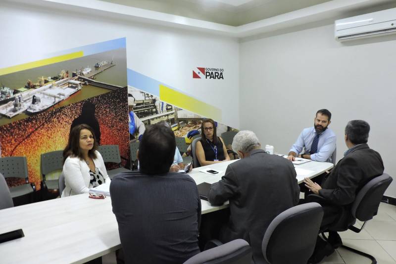 Reunião entre representantes de órgãos do governo na Secretaria de Estado de Desenvolvimento Econômico, Mineração e Energia (Sedeme), realizada nesta quinta-feira, 3, tratou sobre a viabilidade econômica e social da proposta apresentada na semana passada pelo consórcio Norte Energia, que construiu Belo Monte, que ofertou ao Estado uma área contendo 2.600 casas e um porto que custou R$ 120 milhões, localizados a 50 quilômetros de Altamira e a 80 quilômetros de Vitória do Xingu. Na foto, Maria Amélia Henriquez (e), secretária-adjunta da Secretaria de Ciência, Tecnologia e Educação Profissional e Tecnológica (Sectet)
FOTO: ASCOM SEDEME
DATA: 03.05.2018
BELÉM - PARÁ <div class='credito_fotos'>Foto: Ascom Sedeme | <a href='/midias/2018/originais/5f0a33fe-0d3d-4b0a-8d33-6db575019bc0.jpg' download><i class='fa-solid fa-download'></i> Download</a></div>