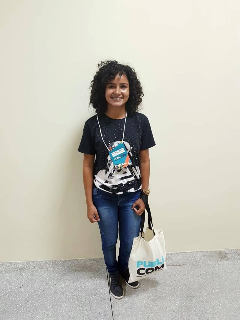 “Receber o Publicom foi um presente”. Foi assim que a jornalista Elizabeth Ribeiro, que trabalha em uma empresa de publicidade em Marabá definiu o Encontro de Comunicação do Pará. “Nós, comunicadores, quando queremos buscar qualificação, sempre temos que sair de Marabá. O nosso mercado na oferta de cursos e palestras ainda é muito carente, por isso esse momento foi de um aprendizado tamanho”, destacou. O Publicom em Marabá, que teve mais de 300 inscrições, chegou ao fim nesta sexta-feira, 23, com um ciclo de palestras. A primeira “Novo Jornalismo e as Fakes News – A Credibilidade em Pauta” foi mediada pelo secretário de Comunicação do Estado, Daniel Nardin. O assunto foi debatido pela jornalista, apresentadora da TV Cultura do Pará e professora da Universidade da Amazônia, Renata Ferreira, pelo jornalista José Eduardo Ferreira do Vale, do Blog Zé Dudu de Parauapebas, e pelo jornalista especializado em Jornalismo Investigativo, Ulisses Pompeu. Na foto, a estudante de Agronomia Cristiele dos Anjos Costa.
FOTO: KÉLIA SANTOS / ASCOM CRGSP
DATA: 23.03.2018
MARABÁ - PARÁ <div class='credito_fotos'>Foto: KÉLIA SANTOS / ASCOM CRGSP | <a href='/midias/2018/originais/5f27c070-2c06-4d84-a80d-c37a0d5dfa3a.jpg' download><i class='fa-solid fa-download'></i> Download</a></div>