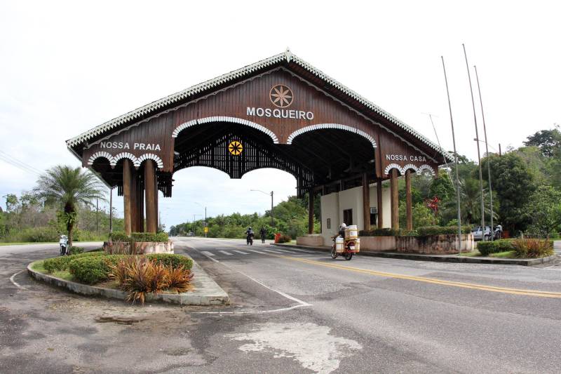O distrito de Mosqueiro, distante 80 quilômetros do centro de Belém, conta com uma população de aproximadamente 33 mil habitantes e uma área territorial de 212 km². Mas no período de veraneio esta população pode chegar a 500 mil pessoas. Para melhor atender a população no que diz respeito à segurança pública, a Polícia Militar do Pará intensificou a aproximação com a comunidade e criou uma rede de informações que dinamizou o policiamento preventivo na ilha.  

FOTO: CRISTINO MARTINS / ARQUIVO AG. PARÁ
DATA: 25.06.2018
MOSQUEIRO - PARÁ <div class='credito_fotos'>Foto: Cristino Martins/Ag. Pará   |   <a href='/midias/2018/originais/5f340dbb-baeb-426d-b21a-c100c8648df9.jpg' download><i class='fa-solid fa-download'></i> Download</a></div>
