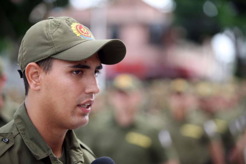 Cerca de 2 mil alunos do curso de formação de praças da Polícia Militar cumprem neste sábado (12) uma etapa importante da preparação: eles saem pela primeira vez às ruas, no estágio supervisionado, para vivenciar situações reais da carreira e, ao mesmo tempo, reforçar o policiamento ostensivo. Em Belém, cerca de 500 homens e mulheres se concentraram na Praça Santuário, em frente à Basílica de Nazaré, e saíram, em seguida, para diversos pontos da capital. A ação faz parte do pacote de medidas de combate à criminalidade e reforço da segurança pública anunciado pelo Governo do Estado. Na foto, Aurélio Rosa, que também participou da cerimônia e inicia seu estágio hoje, é outro policial que mostra bastante determinação.
FOTO: SIDNEY OLIVEIRA / AG. PARÁ
DATA: 12.05.2018
BELÉM - PARÁ <div class='credito_fotos'>Foto: Sidney Oliveira/Ag. Pará | <a href='/midias/2018/originais/5f35b201-f4fb-4988-9765-5519fd493477.jpg' download><i class='fa-solid fa-download'></i> Download</a></div>