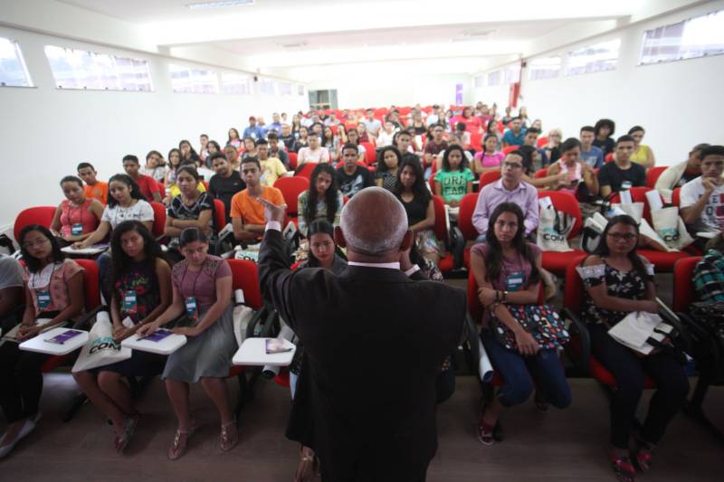 A terceira edição do Publicom – Encontro de Comunicação do Pará deste ano, realizada no município de Breves, no arquipelágo do Marajó, superou as expectativas de público. Com a presença de estudantes de ensino médio, comunicadores, representantes de órgãos públicos e instituições do Marajó, foram registradas cerca de 350 inscrições, com destaque para participação de moradores de Portel, Curralinho e Anajás. Durante a programação do evento realizado pelo Governo do Estado, por meio da Secretaria de Estado de Comunicação (Secom), nos dias 17 e 18, houve trocas de experiências e debates sobre cerimonial, design, mídia e feminicídio, direitos de crianças e adolescentes, credibilidade da informação. Os livros arrecadados no credenciamento – um total de 170 exemplares - serão doados ao Hospital Público Regional do Marajó. Na foto, o cerimonialista Reginaldo Teles.
FOTO: MARCELO LELIS / AG. PARÁ
DATA: 18.05.2018
BELÉM - PARÁ <div class='credito_fotos'>Foto: Marcelo Lelis / Ag. Pará | <a href='/midias/2018/originais/5f3ed051-71fe-4468-8952-1a6ea5b0c2a3.jpg' download><i class='fa-solid fa-download'></i> Download</a></div>