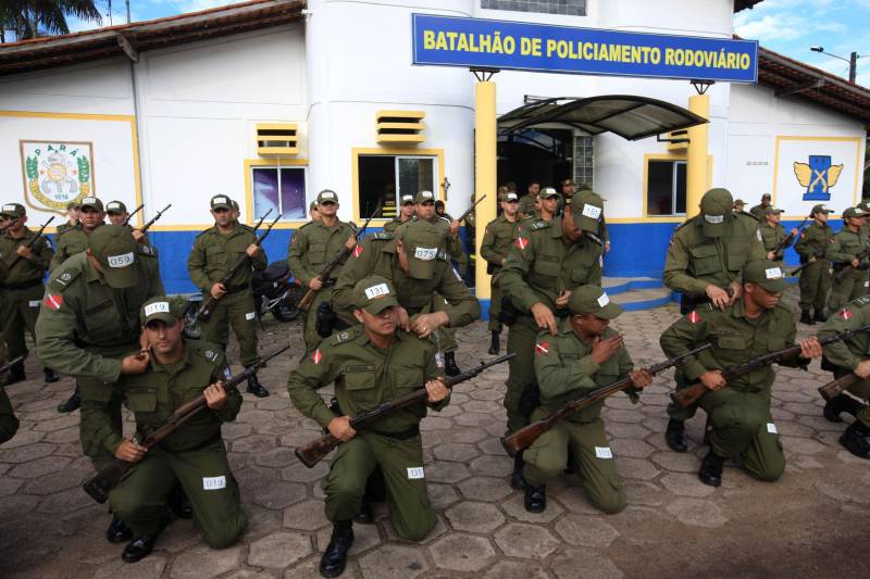 Cerca de 2.400 policiais militares que estão em processo de formação por meio dos Cursos de Formação de Praças (CFP), de Oficiais (CFO), de Habilitação de Oficiais (CHO) e de Adaptação de Oficiais (CHO). Durante a caminhada (foto), a Academia de Polícia Militar “Cel Fontoura” executou a primeira marcha administrativa para exercitar os pelotões do Curso de Formação de Oficiais (CFO) e do Curso de Adaptação de Oficiais da PMPA (CADO) nos deslocamentos a pé por longos percursos. A caminhada de 10 Km contou com a participação de 183 alunos da Academia de Polícia Militar.
FOTO: MÁCIO FERREIRA / AG. PARÁ
DATA: 15.02.2018
MARITUBA - PARÁ <div class='credito_fotos'>Foto: MÁCIO FERREIRA/ AG. PARÁ | <a href='/midias/2018/originais/5f43e26f-8b95-432e-84f7-4efe22f8c328.jpg' download><i class='fa-solid fa-download'></i> Download</a></div>