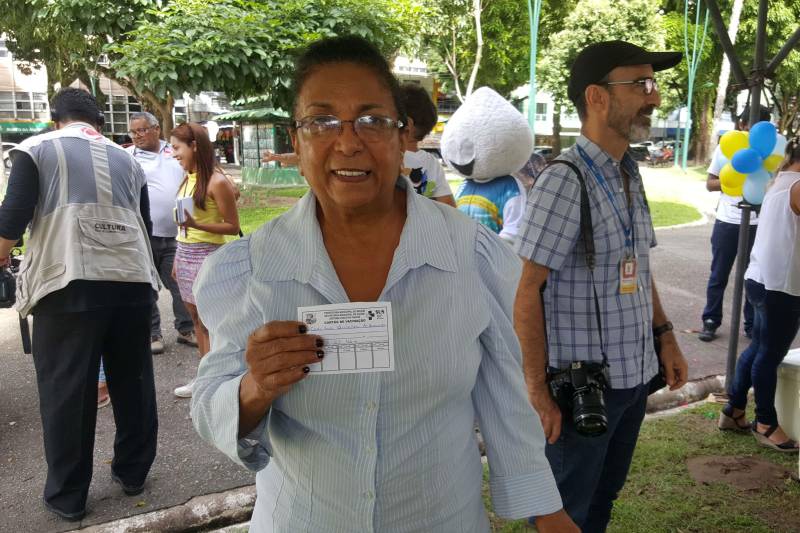 O Dia D da 20ª Campanha Nacional de Vacinação contra o Influenza é neste sábado (12), na Praça da República, com a participação da Secretaria de Estado de Saúde Pública (Sespa) e da Secretaria Municipal de Saúde de Beém (Sesma). Na foto, Cecília Araújo, 72 anos.
FOTO: CARLA FISCHER / ASCOM SESPA
DATA: 12.05.2018
BELÉM - PARÁ <div class='credito_fotos'>Foto: CARLA FISCHER / ASCOM SESPA | <a href='/midias/2018/originais/5f44ca44-c8e2-42b2-a3e9-cc31083b689d.jpg' download><i class='fa-solid fa-download'></i> Download</a></div>