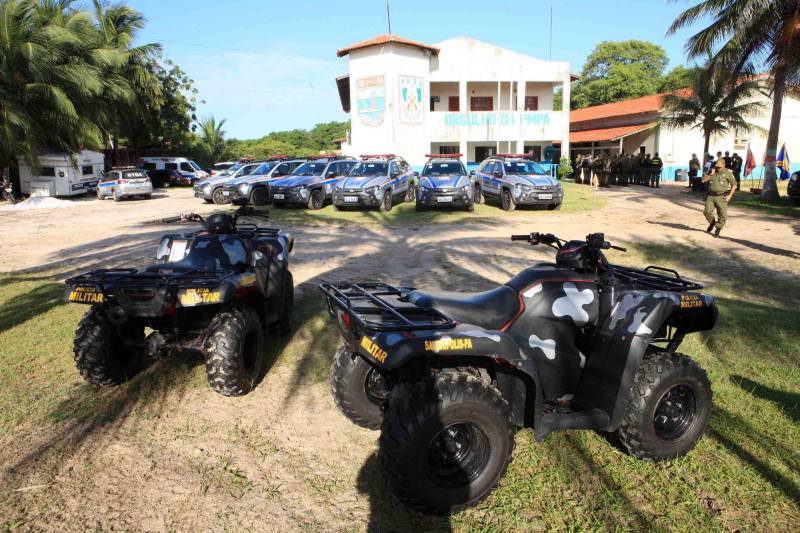 O município de Salinópolis, no nordeste do estado, recebeu nesta quinta-feira, 21, um reforço precioso para o período de férias que se aproxima. O governo do estado entregou 18 novos veículos para reforçar a segurança do município e cidades próximas.
FOTO: RODOLFO OLIVEIRA / AG. PARÁ
DATA: 21.06.2018
SALINÓPOLIS - PARÁ <div class='credito_fotos'>Foto: Rodolfo Oliveira/Ag. Pará | <a href='/midias/2018/originais/5f4d34b3-8b09-46a6-979d-ba7fec3897be.jpg' download><i class='fa-solid fa-download'></i> Download</a></div>