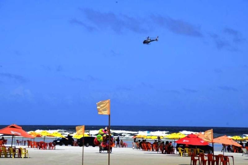 Cerca de 680 militares do Corpo de Bombeiros realizam trabalho de prevenção, primeiros socorros e resgate rodoviário nos municípios do interior do Estado, neste final de semana. A ação faz parte da operação Carnaval 2018. No sábado, 10, os militares itensificaram os serviços de prevenção, atuando com orientações aos banhistas, distribuição de pulseirinhas, captura de animal, orientações aos condutores de carros e motocicletas nas praias e acidentes rodoviários, além de atendimento de primeiros socorros. Na Ilha de Mosqueiro, o fim de semana de Carnaval foi marcado pela tranquilidade. Na região, 60 guarda-vidas do Corpo de Bombeiros estiveram nas principais praias.
FOTO: ASCOM CBMPA
DATA: 10.02.2018
SALINÓPOLIS - PARÁ <div class='credito_fotos'>Foto: Ascom CBMPA | <a href='/midias/2018/originais/5f52a3fa-2d75-4610-969e-e5007652c98c.jpg' download><i class='fa-solid fa-download'></i> Download</a></div>