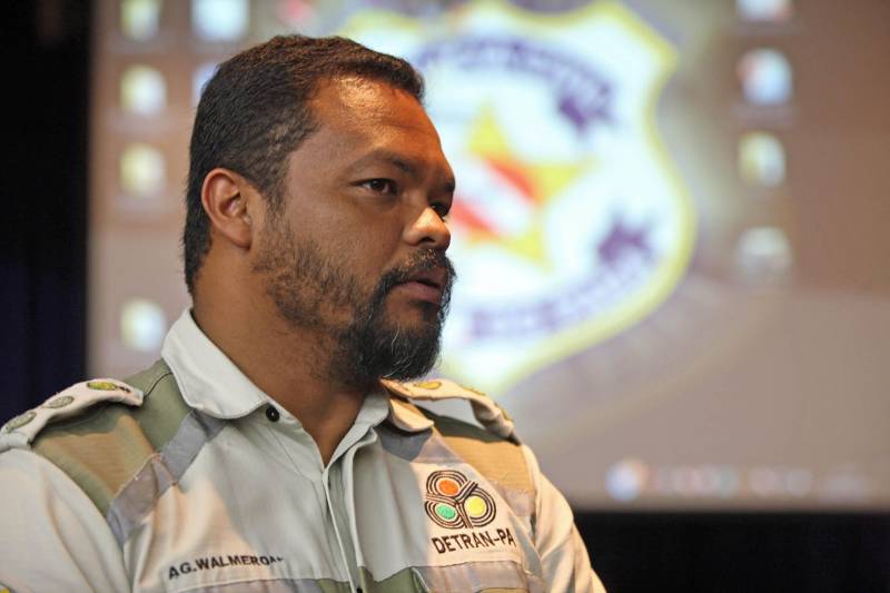 Foi iniciada, ainda na noite da segunda-feira (9), uma operação de reforço policial nas ruas da capital paraense e dos demais municípios da Região Metropolitana de Belém (RMB). O maior efetivo nas ruas foi colocado logo após as mortes registradas ao longo daquele dia. As investigações iniciaram e as vítimas já foram identificadas. Além disso, uma sala de situação foi implantada no Centro Integrado de Operações (Ciop) para traçar e definir metas para as operações, comandada pela Secretaria de Estado de Segurança Pública e Defesa Social (Segup). Essas informações foram divulgadas na terça-feira (10) em coletiva de imprensa, na sede da Delegacia Geral da Polícia Civil, em Belém. Entre as 13 mortes registrados na segunda-feira está a do policial militar Joaquim Nunes Silva. Os outros 12 eram civis e apenas um ainda não foi identificado ainda. E 9 dos 12 civis têm passagem pela polícia. Na foto, o diretor Técnico e Operacional do Detran, Walmero Costa.
FOTO: SIDNEY OLIVEIRA / AG. PARÁ
DATA: 10.04.2018
BELÉM - PARÁ <div class='credito_fotos'>Foto: Sidney Oliveira/Ag. Pará | <a href='/midias/2018/originais/5f52eeb4-85e7-486a-8922-f484a1be997d.jpg' download><i class='fa-solid fa-download'></i> Download</a></div>