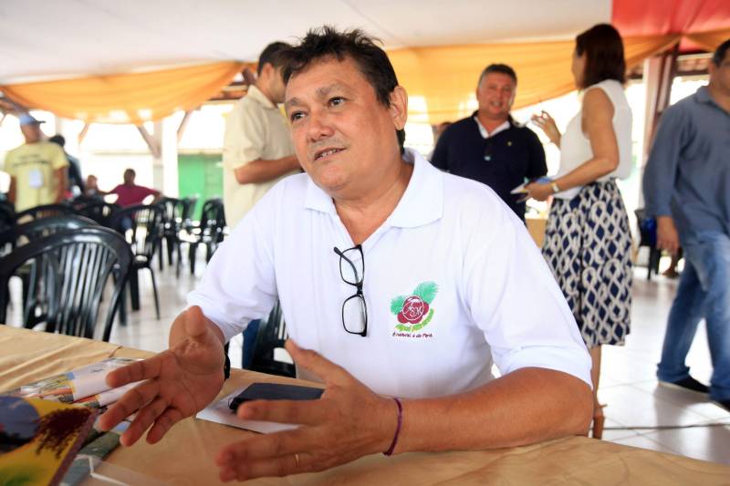 Fica no Pará a cidade que é conhecida como a capital mundial do açaí. Igarapé-Miri, no Baixo Tocantins, localizada a cerca de 78 quilômetros de Belém, respira e vive do fruto que está na mesa do paraense há gerações. Com o desafio de transformar essa meca da produção açaizeira em uma potência industrial, o governo do Estado colocou o município na rota da Caravana Pará 2030, para apresentar aos empresários e produtores locais os benefícios de fazer parte do programa que traça novos horizontes e mercados para o açaí nosso de todo dia. Na última passagem da caravana por Igarapé-Miri, no mês passado, pelo menos sete empresas que hoje extraem a polpa do açaí buscaram informações junto à Secretaria de Estado de Desenvolvimento Econômico, Mineração e Energia (Sedeme) para saber mais sobre o programa de incentivos fiscais cujo objetivo é estimular a verticalização da produção. No município, três já são incentivadas: Amazon Palmitos Ltda., Nutrilatino Indústria e Comércio de Exportação e Importação Ltda. e Bony Açaí. As empresas que aderem ao programa recebem incentivo fiscal de até 95% e, em contrapartida, se comprometem a colocar no mercado produtos de maior valor agregado. “Precisamos deixar de ser um Estado meramente exportador de açaí in natura ou em polpa para nos tornarmos também um expoente na indústria. Hoje, grande parte do nosso fruto sai do Pará para ser industrializado em outros Estados. Ao trazer esse processo para cá, estaremos gerando empregos locais e promovendo o desenvolvimento”, defende o titular da Sedeme, Adnan Demachki. Na foto, o empresário João Gonçalves, da Açaí Miriense.
FOTO: RODOLFO OLIVEIRA / AG. PARÁ
DATA: 16.03.2018
IGARAPÉ - MIRI - PARÁ <div class='credito_fotos'>Foto: Rodolfo Oliveira/Ag. Pará | <a href='/midias/2018/originais/5f55cf5d-95f4-49a9-a587-bcaf6070cfb4.jpg' download><i class='fa-solid fa-download'></i> Download</a></div>