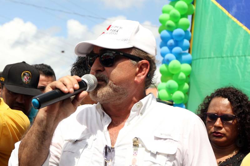 "Agora a população terá um lugar mais organizado, com mais higiene para comprar seu pescado e a sua carne. E pra gente que possui restaurante é melhor ainda, pois além da facilidade de adquirir os alimentos, o mercado também atrai clientes", comemorou Jaqueline Cardoso, 20 anos, que possui um ponto de venda de comidas em frente ao Mercado Municipal José Noronha Monteiro, no distrito de Boa Vista, em Quatipuru, no nordeste paraense. O espaço foi entregue oficialmente à população nesta segunda-feira (19), assim como as obras de pavimentação asfáltica da PA-446 e de cinco pontes em concreto ao longo da rodovia. A cerimônia contou com a presença do governador Simão Jatene, parlamentares, prefeitos da região entre outras autoridades locais. "Essas são importantes obras que vão beneficiar não só a população de Quatipuru, mas de toda a região. E faço questão de ressaltar que em todas elas existe o dinheiro dos impostos que todos nós paraenses pagamos. Esse é o retorno que fazemos questão de dar à população. Nós gestores somos apenas instrumentos desse grande desenvolvimento, quem financia é o povo", afirmou o governador Simão Jatene.
FOTO: CRISTINO MARTINS / AG. PARÁ
DATA: 19.03.2018
QUATIPURU - PARÁ <div class='credito_fotos'>Foto: Cristino Martins/Ag. Pará | <a href='/midias/2018/originais/5f569b0a-e65c-40e8-bfce-69ea08f2c6bf.jpg' download><i class='fa-solid fa-download'></i> Download</a></div>