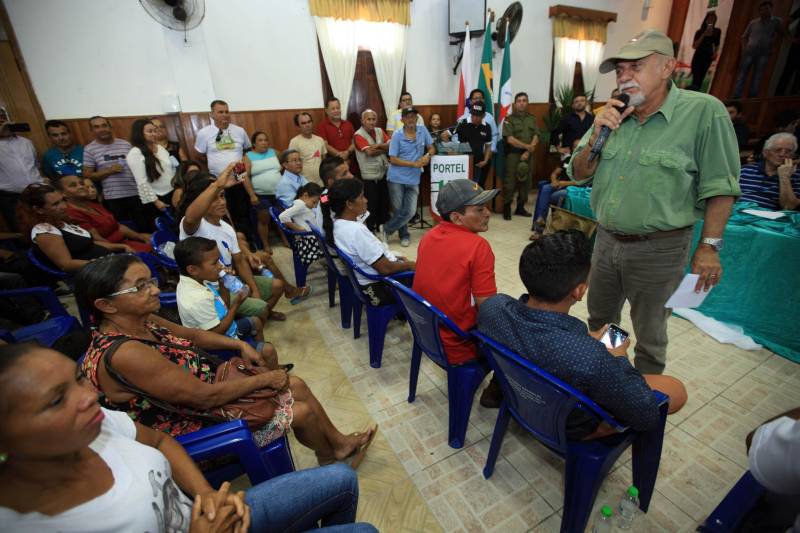 O produtor rural Nilson Corrêa da Silva, 23 anos, mora na comunidade Santo Ezequiel Moreno e produz alimentos em 700 hectares de terra na agrovila Acutipereira, no município de Portel, no arquipélago do Marajó. Mesmo morando e produzindo alimentos na comunidade, ele não possuía título de propriedade de terra. Para beneficiar produtores como Nilson, o governador Simão Jatene entregou, na manhã desta sexta-feira (23), títulos coletivos que beneficiaram mais de mil famílias. Os títulos também beneficiaram comunidades remanescentes de quilombos e povos tradicionais do município marajoara. O Pará foi o Estado que mais titulou áreas em prol dos remanescentes de quilombos no Brasil. Das 170 comunidades tituladas no país, 62 estão no Pará, sendo que destas 53 foram tituladas pelo Instituto de Terras do Pará (Iterpa).

FOTO: MÁCIO FERREIRA / AG. PARÁ
DATA: 23.03.2018
PORTEL - PARÁ <div class='credito_fotos'>Foto: MÁCIO FERREIRA/ AG. PARÁ   |   <a href='/midias/2018/originais/5f5cb263-b7ea-461c-b821-aca231ad0790.jpg' download><i class='fa-solid fa-download'></i> Download</a></div>