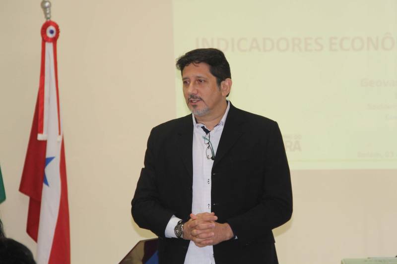Acompanhar o impacto do setor de turismo na economia paraense. Esse é o principal objetivo da edição 2018 do Boletim do Turismo do Estado do Pará, que traz informações sobre o segmento turístico no estado. O produto foi desenvolvido pela Fundação Amazônia de Amparo a Estudos e Pesquisas (Fapespa), em parceria com a Secretaria de Estado de Turismo (Setur), e lançado na manhã desta terça-feira, 03, no auditório da Setur, em meio à Reunião do Grupo Interinstitucional de Análise Conjuntural (Geac). Na foto, o presidente da Fapespa, Helder Mello.
FOTO: ISRAEL PEGADO / ASCOM SETUR-PA
DATA: 03.07.2018
BELÉM - PARÁ <div class='credito_fotos'>Foto: ISRAEL PEGADO / ASCOM SETUR | <a href='/midias/2018/originais/5f5d78b3-c5e2-4138-b011-53611bce7b29.jpg' download><i class='fa-solid fa-download'></i> Download</a></div>