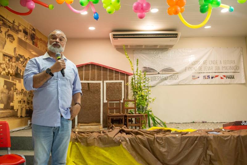 “A cultura tem o poder de emocionar”. A frase dita pela professora Ruth Valin marcou o tom do Sarau Literário na manhã desta sexta-feira, 8, no Preventório Santa Terezinha, no bairro do Marco, em Belém, que contou com a presença do escritor paraense Daniel Leite (com barba), homenageado pelas crianças atendidas pela instituição e os alunos da Escola Estadual Santa Terezinha, que funciona no mesmo prédio. Elas cantaram músicas infantis e recitaram trechos das obras “A história das crianças que plantaram um rio” e “A menina árvore”, de Daniel Leite, além de apresentar uma dramatização sobre a primeira obra. Muito concentrados e com a leitura bem ensaiada, os pequeninos emocionaram a todos, principalmente o escritor convidado para o sarau. Segundo a professora Odinéia Bastos, que orientou os alunos na leitura do livro “A história das crianças que plantaram um rio”, elas soltaram a imaginação durante a leitura da obra, e dessa viagem saíram desenhos, pinturas, colagens e poemas, que enfeitaram o auditório e os corredores da instituição, encantando a todos os presentes.
FOTO: FERNANDO SETTE CÂMARA / ASCOM IOE
DATA: 08.06.2018
BELÉM - PARÁ <div class='credito_fotos'>Foto: FERNANDO SETTE CÂMARA / ASCOM IOE | <a href='/midias/2018/originais/5f5de01d-7f33-4ff0-a896-234ea553a108.jpg' download><i class='fa-solid fa-download'></i> Download</a></div>