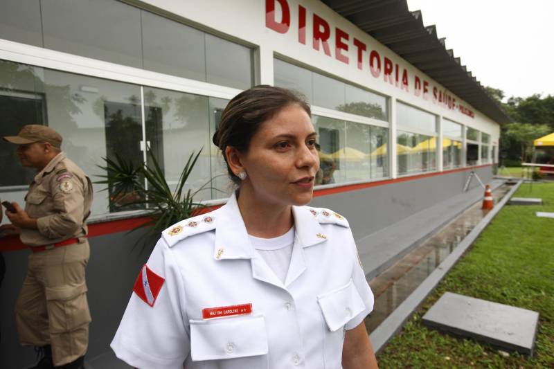Na mesma cerimônia que entregou as viaturas para serviços de vistoria, o governador Simão Jatene fez uma visita técnica às instalações da nova Policlínica ao Corpo de Bombeiros Militar do Estado. Um prédio no Quartel do Comando Geral da corporação foi reformado e adaptado para receber a Policlínica, que oferta assistência médico-odontológico, psicológico e de primeiros socorros aos bombeiros militares e seus dependentes. Na fdoto, a major Caroline Frazão, dentista do Corpo de Bombeiros do Pará.
FOTO: IGOR BRANDÃO / AG. PARÁ
DATA: 15.03.2018
BELÉM - PARÁ <div class='credito_fotos'>Foto: IGOR BRANDÃO / AG. PARÁ | <a href='/midias/2018/originais/5f61d08c-78db-49ab-8098-7909593edaa4.jpg' download><i class='fa-solid fa-download'></i> Download</a></div>