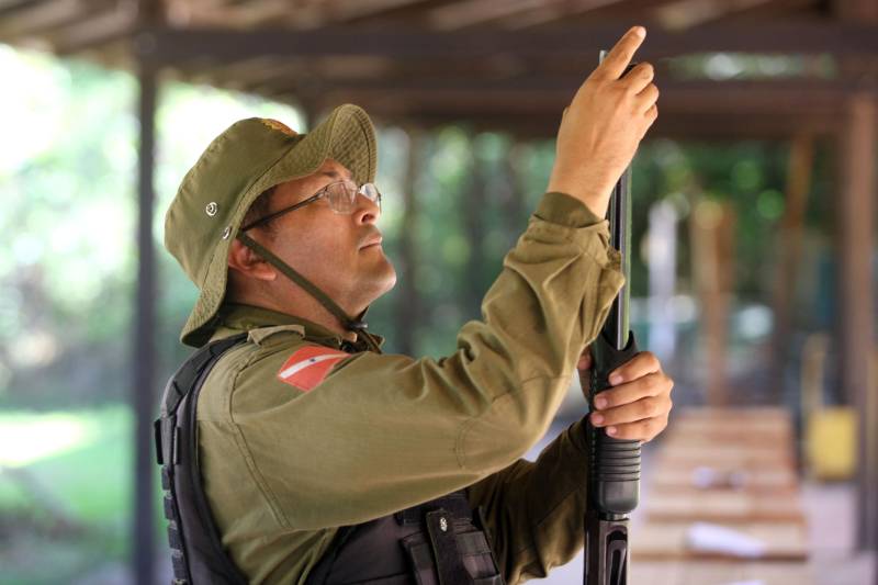 Com nível de especialização, o Curso de Policiamento Rodoviário reúne em Belém, até sexta-feira (15), agentes da Polícia Rodoviária Estadual (PRE) e de outros órgãos do Sistema de Segurança Pública, como o Departamento de Trânsito (Detran), além da Polícia Rodoviária Federal. O subtenente Francisco Farias (foto), policial militar há 29 anos, está se aposentando, mas fez questão de participar da especialização.
FOTO: MARCELO LELIS / AG. PARÁ
DATA: 14.06.2018
MOSQUEIRO - PARÁ <div class='credito_fotos'>Foto: Marcelo Lelis / Ag. Pará | <a href='/midias/2018/originais/5f647bb7-655f-4f09-a49a-ff95f251be2d.jpg' download><i class='fa-solid fa-download'></i> Download</a></div>
