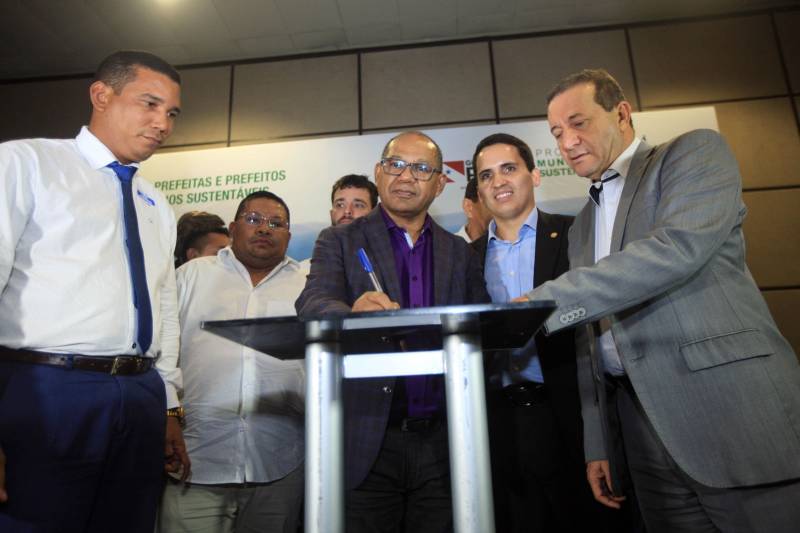 O primeiro dia do Fórum Permanente de Prefeitas e Prefeitos dos Municípios Sustentáveis contou com a participação de 85 prefeitos , 17 vices e 21 secretários municipais dos 141 municípios manifestaram interesse em adotar as diretrizes do programa. Para o governador Simão Jatene, esta grande participação simboliza a união de agentes públicos que colocaram os interesses coletivos acima dos interesses individuais para construir um estado melhor para todos. Com o tema “Gestão Compartilhada”, o evento traz as experiências e os desdobramentos das agendas governamentais que foram planejadas em parceria com as gestões municipais. Através da Secretaria Extraordinária de Municípios Sustentáveis (Semsu) Governo do Pará, por meio da Semsu, investe na capacitação dos municípios para a promoção de uma gestão fiscal eficiente. Para Izabela Jatene, este primeiro dia serviu para sinalizar o quanto os gestores estão preocupados com o equilíbrio da questão fiscal dos municípios e em desenvolver uma governança compartilhada para desenvolver seus municípios.
FOTO: THIAGO GOMES / AG. PARÁ
DATA: 07.02.2018
BELÉM - PARÁ <div class='credito_fotos'>Foto: Thiago Gomes /Ag. Pará | <a href='/midias/2018/originais/5f65ebb8-4dd4-4377-b234-95ec9b67b688.jpg' download><i class='fa-solid fa-download'></i> Download</a></div>