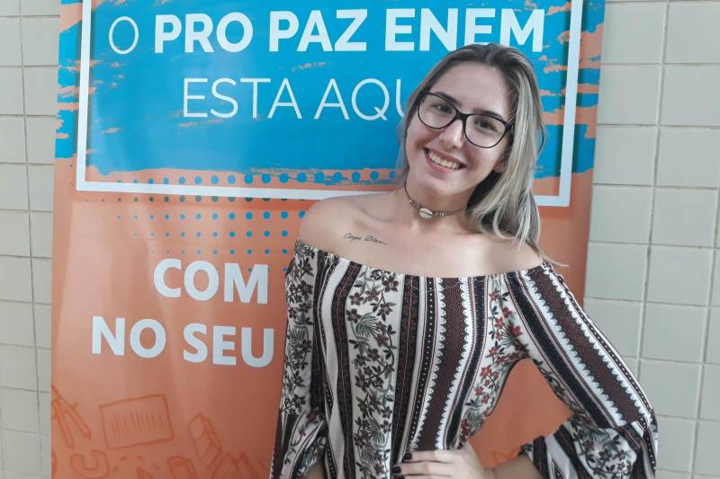 Nem a Copa do Mundo foi capaz de deixar em casa estudantes que se preparam para o Exame Nacional do Ensino Médio. Em pleno domingo de futebol, com a estreia da seleção brasileira, eles lotaram o auditório da Universidade Federal do Oeste do Pará (Ufopa) para assistirem aos aulões da equipe de professores do Pro Paz Enem, que pela segunda vez no ano foi realizado em Santarém, na região oeste do estado. No ritmo da Copa, quem foi ao auditório da Ufopa percebeu que a preparação é essencial para se alcançar o resultado. Para a estudante Daniela Santiago (foto), que cursa o 3º ano do ensino médio na Escola Estadual Álvaro Adolfo da Silveira, os aulões complementam os conteúdos vistos em sala de aula
FOTO: SAMEUL ALVARENGA / CRGBA
DATA: 17.06.2018
SANTARÉM - PARÁ <div class='credito_fotos'>Foto: SAMUEL ALVARENGA / ASCOM CRGBA | <a href='/midias/2018/originais/5f6b7352-f973-4743-92b3-442a49653e0d.jpg' download><i class='fa-solid fa-download'></i> Download</a></div>