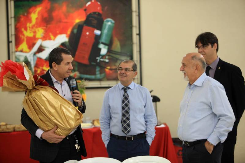 O governador Simão Jatene foi homenageado nesta sexta-feira, 14, com um café da manhã no Quartel do Corpo de Bombeiros Militar do Pará. A homenagem foi feita pela cúpula da Segurança Pública do Estado.

FOTO: MÁCIO FERREIRA / AG. PARÁ
DATA: 14.12.2018
BELÉM - PARÁ <div class='credito_fotos'>Foto: MÁCIO FERREIRA/ AG. PARÁ   |   <a href='/midias/2018/originais/5f731bdd-3a15-46e8-bd5c-8bbe588834f5.jpg' download><i class='fa-solid fa-download'></i> Download</a></div>