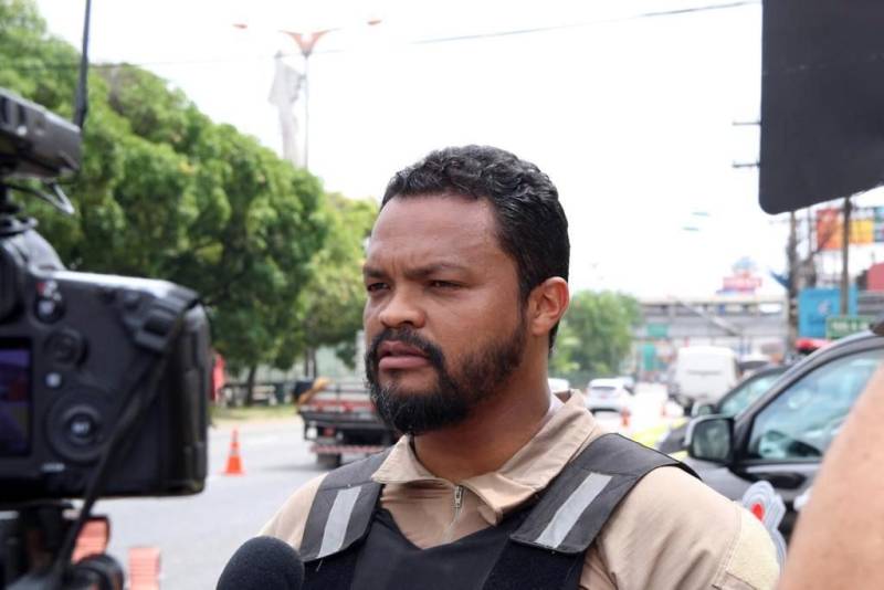 A partir desta quinta-feira (01), cerca de 15 agentes de fiscalização do Departamento de Trânsito do Estado estarão responsáveis pelo controle do fluxo de toda a extensão do quilômetro 0 ao 18 da BR 316. A concessão da via feita pelo Governo Federal ao Estado abrange três municípios: Belém, Ananindeua e Marituba. Na foto, Walmero Costa, diretor técnico operacional do Detran.
FOTO: ASCOM DETRAN
DATA: 01.11.2018
ANANINDEUA - PARÁ <div class='credito_fotos'>Foto: ASCOM DETRAN | <a href='/midias/2018/originais/5f749d12-35ed-40d9-ba62-9ce0d3729093.jpg' download><i class='fa-solid fa-download'></i> Download</a></div>