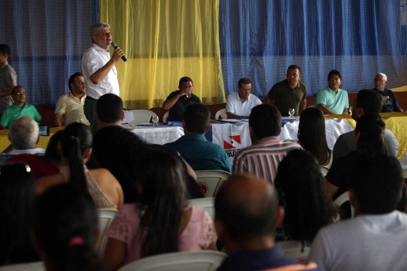 O Governo do Estado entregou na tarde desta sexta-feira (29), a ordem de serviço para a pavimentação de três quilômetros de vias no munícipio de Bonito, no Nordeste do Estado. O documento foi entregue pelo chefe do Núcleo de Governo, José Megale (foto). O investimento na ordem de R$ 1,3 milhão faz parte dos esforços do Governo do Estado em levar mais qualidade de vida à população. A assinatura contou com a participação do presidente da Assembleia Legislativa do Estado (Alepa), deputado Márcio Miranda, e do deputado Milton Campos, que também entregou as chaves de uma retroescavadeira adquirida através de emenda parlamentar.
FOTO: SIDNEY OLIVEIRA / AG. PARÁ
DATA: 29.06.2018
BONITO - PARÁ <div class='credito_fotos'>Foto: Sidney Oliveira/Ag. Pará | <a href='/midias/2018/originais/5f74ef04-dff9-4ae6-a20d-81662a5732df.jpg' download><i class='fa-solid fa-download'></i> Download</a></div>