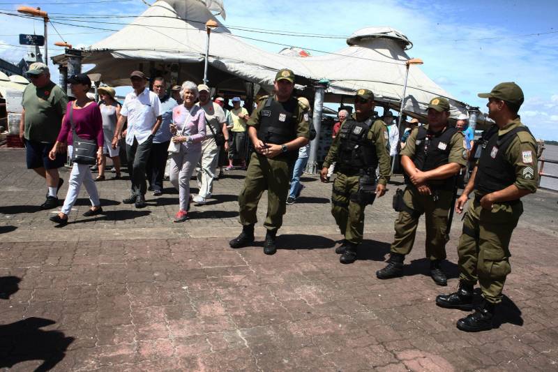 A Estação das Docas recebeu, nesta quarta-feira (15), a visita de mais de 800 turistas que desembarcaram em Belém no navio transatlântico Veendam. Para atender a demanda turística, a Estação antecipou o seu horário de funcionamento e ofereceu o serviço da visita monitorada, com atendimento bilíngue e distribuição de mapas da capital paraense, com informações que auxiliaram o visitante a explorar as belezas da cidade e conhecer um pouco mais sobre o complexo.
FOTO: CLÁUDIO SANTOS / AG. PARÁ
DATA: 15.02.2017
BELÉM - PARÁ <div class='credito_fotos'>Foto: Cláudio Santos/ Ag. Pará | <a href='/midias/2018/originais/5f76752c-8db8-44e8-bef9-890ea1a76383.jpg' download><i class='fa-solid fa-download'></i> Download</a></div>