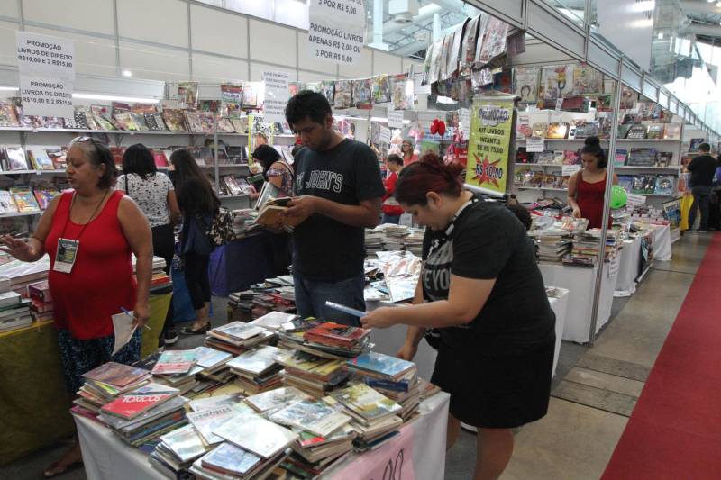 Quarto dia da  XXII Feira Pan-Amazônica do Livro, no Hangar Centro de Convenções da Amazônia, em Belém. 

 FOTO: CRISTINO MARTINS / AG. PARÁ 
DATA: 03.06.2018 
BELÉM - PARÁ <div class='credito_fotos'>Foto: Cristino Martins/Ag. Pará   |   <a href='/midias/2018/originais/5f76d6a8-d413-4e32-ab1c-baca9016ca85.jpg' download><i class='fa-solid fa-download'></i> Download</a></div>