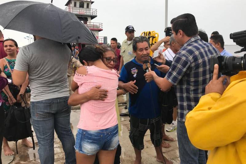 O 4º Grupamento de Bombeiros Militar (4º GBM) participou no início da manhã desta terça-feira (5) de operação de busca e resgate de passageiros e tripulantes que estavam a bordo da lancha da empresa Veloz, que faz linha para a região do Tapará, no município de Santarém, no oeste do Estado.

FOTO: ASCOM / 4º GBM
DATA: 05.06.2018
SANTARÉM - PARÁ <div class='credito_fotos'>Foto: ASCOM / 4º GBM   |   <a href='/midias/2018/originais/5f7a34c3-eee6-4e31-b183-8be78a79a243.jpg' download><i class='fa-solid fa-download'></i> Download</a></div>