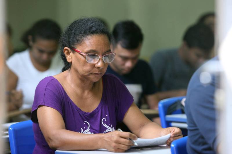 É cada vez maior o número de jovens e adultos que não concluíram os estudos na idade certa e agora procuram uma forma de acelerar o ensino, garantindo as certificações que são importantes na hora da apresentação dos documentos exigidos na seleção para uma vaga de trabalho. É o caso da moradora de Vila dos Cabanos, em Barcarena, Sônia dos Santos, de 45 anos (foto), que procurou o Centro, em Belém, localizado na Escola Professor Luiz Otávio Pereira, no bairro de São Brás, para realizar a prova do Exame Estadual Permanente
FOTO: MARCELO LELIS / AG. PARÁ
DATA: 15.05.2018
BELÉM - PARÁ <div class='credito_fotos'>Foto: Marcelo Lelis / Ag. Pará | <a href='/midias/2018/originais/5f7b89f8-76b8-469a-a2e8-01ff8ee18a8f.jpg' download><i class='fa-solid fa-download'></i> Download</a></div>