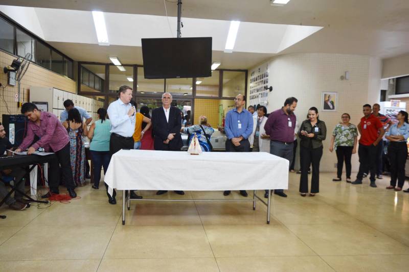 Nesta terça-feira, 20, a unidade comemorou 12 anos de funcionamento. Uma cerimônia marcou a celebração do aniversário no sábado, 17. O evento contou com a apresentação do Grand Coral Metropolitano. Como Lucas, o diretor-geral do Hospital Metropolitano, Rogério Kuntz (falando), enfatizou o estado em que muitos pacientes costumam dar entrada no HMUE, uma unidade referência no atendimento a trauma e queimados.
FOTO: KENNYA CORRÊA / ASCOM HMUE
DATA: 17.03.2018
ANANINDEUA - PARÁ <div class='credito_fotos'>Foto: KENNY CORRÊA / ASCOM HPEG | <a href='/midias/2018/originais/5f7caae6-be94-41c5-8152-c2a42f097acb.jpg' download><i class='fa-solid fa-download'></i> Download</a></div>
