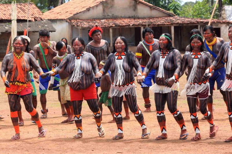 Está quase tudo pronto para a 6ª Semana dos Povos Indígenas, que começa neste domingo (15), em São Félix do Xingu, no sudeste do Pará. Antes de sair das aldeias em direção a São Félix – o terceiro maior município paraense em extensão territorial, atrás apenas de Altamira e Oriximiná –, as tribos fazem festa, numa espécie de preparação para os dias vindouros longe de casa. Na aldeia Krôkamôr, às margens do Rio Xingu e longe cerca de oito horas de barco da sede municipal, homens, mulheres e crianças Kayapó se unem na dança Kwyrykangô.
FOTO: RODOLFO OLIVEIRA / AG. PARÁ
DATA: 15.04.2018
SÃO FÉLIX DO XINGU - PARÁ <div class='credito_fotos'>Foto: Rodolfo Oliveira/Ag. Pará | <a href='/midias/2018/originais/5f838a95-a5cc-4b3f-b68b-c37a6457e5b5.jpg' download><i class='fa-solid fa-download'></i> Download</a></div>